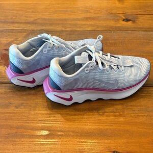 Nike Motiva Women’s Walking Shoes in Gray and Pink